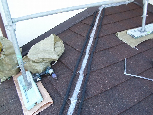 棟板金設置中の屋根